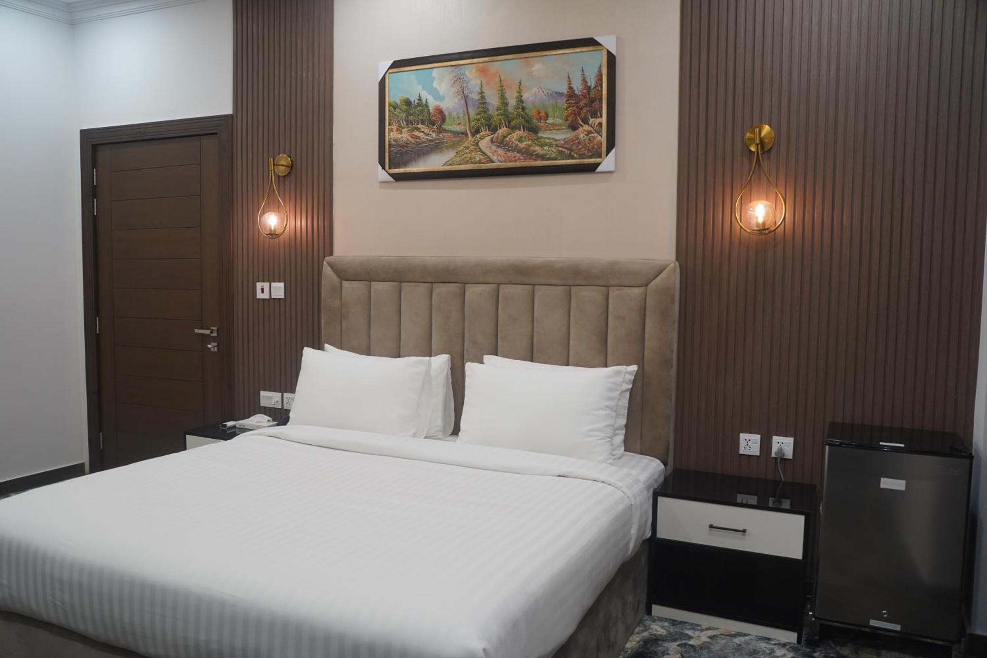 Swarg Hotel Sahiwal Ngoại thất bức ảnh