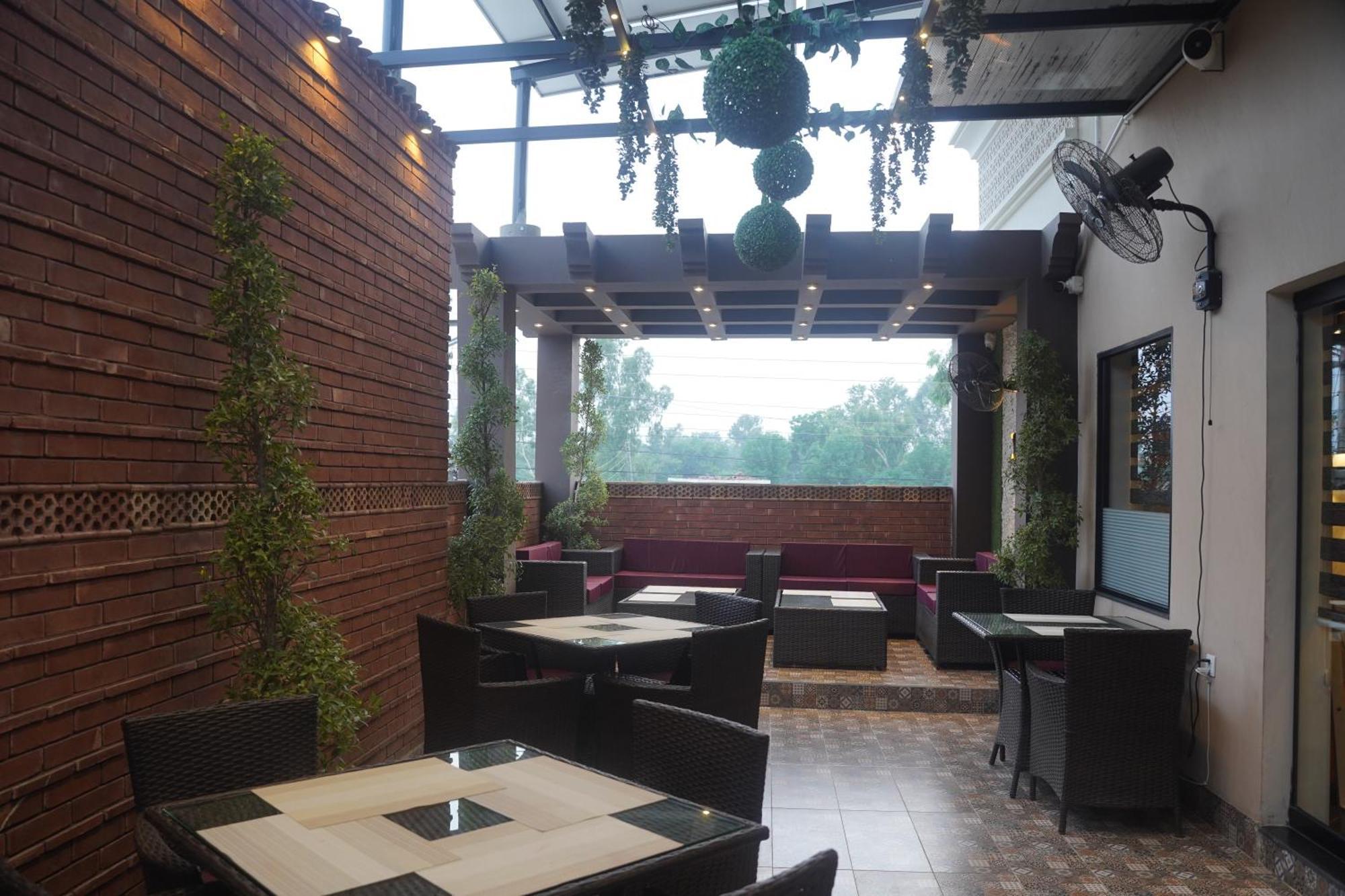 Swarg Hotel Sahiwal Ngoại thất bức ảnh
